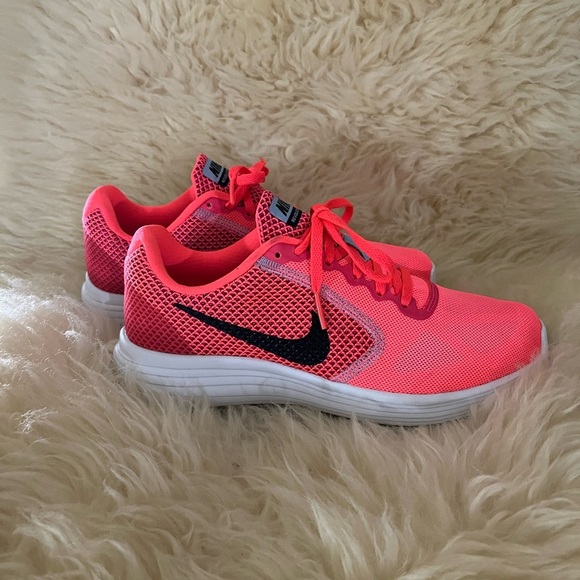 Nike Peach Revolution 3 Running Shoes - Picture 4 of 8